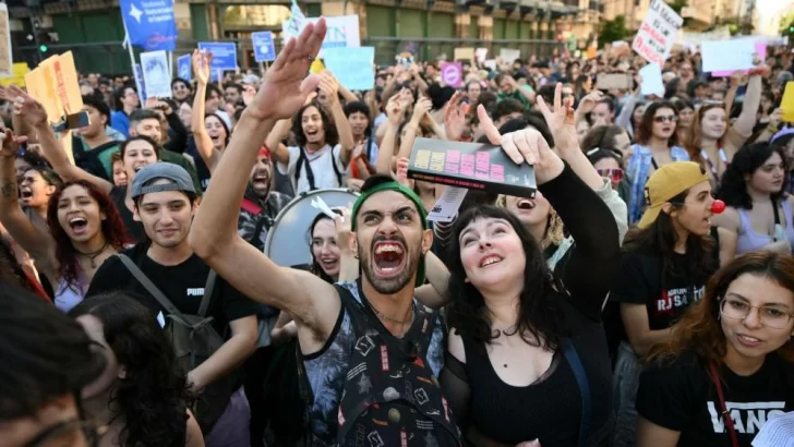 Cientos de miles toman las calles de Argentina para protestar por los recortes a la educación superior del gobierno de Milei