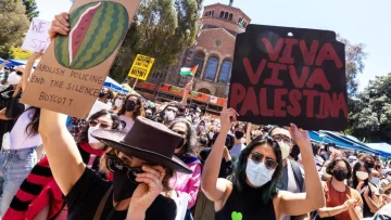 “Los estudiantes protestan por Gaza como en su día hicieron por Vietnam”: cómo el campus de la universidad UCLA en Los Ángeles refleja la tensión que genera en EE.UU. la guerra en Medio Oriente
