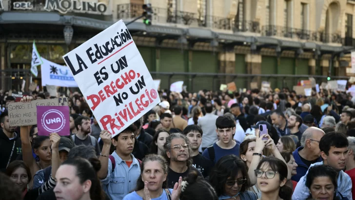 Estudiantes de Argentina se rebelan en la calle contra reducción de fondos a las universidades públicas