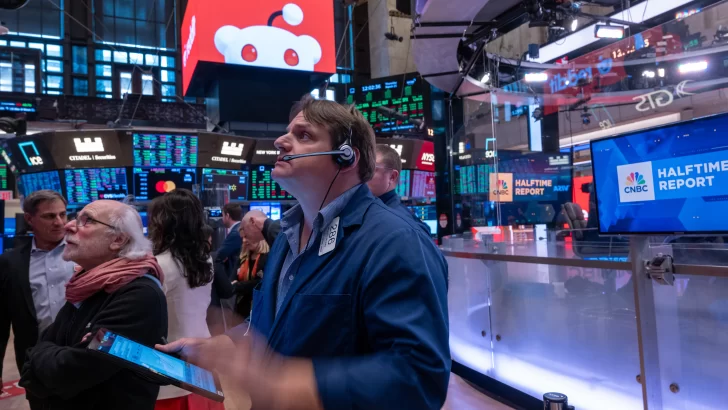Wall Street cierra en rojo, lastrada por una inflación que no da respiro