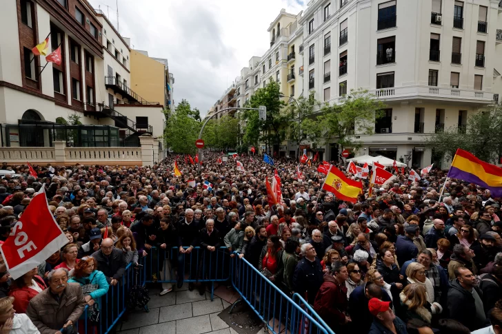 Militantes y dirigentes socialistas cierran filas en torno a Sánchez: 'Pedro, quédate'