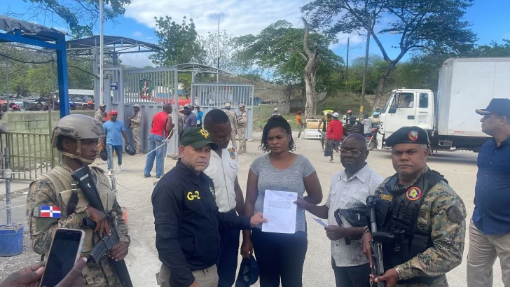 Autoridades dominicanas entregan a la prófuga Clairzier Emase a policía de Haití