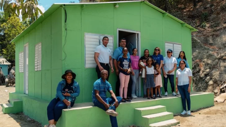Banco Popular entrega viviendas y rehabilitan acueducto en Azua