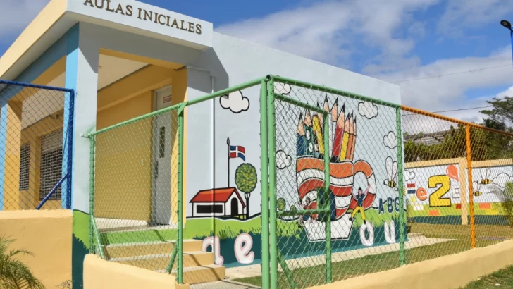 Minerd entrega remozada Escuela Primaria Gabriela Mistral en Pantoja
