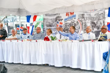 Foto-1-Juan-Pablo-Uribe-al-centro-junto-a-directivos-de-las-fundaciones-patrioticas.-728x485