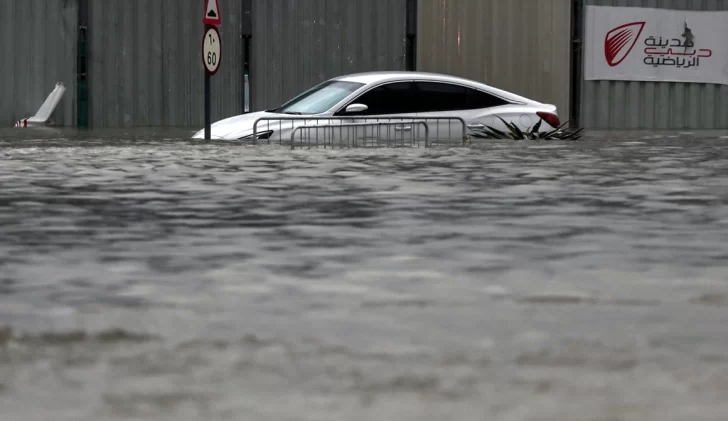 Fuertes lluvias e inundaciones paralizan aeropuertos y carreteras de Dubái