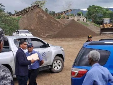 Procuraduría de Medio Ambiente cierra granceras en Maimón, por violar la ley