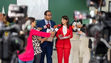 Gregorio-Rosario-y-Yamily-Lopez-junto-a-la-prensa-728x410