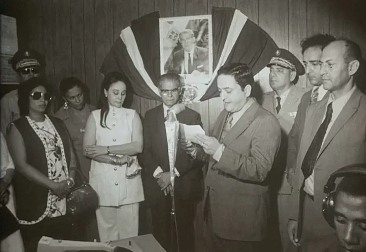 Inauguracion-de-la-emisora-en-1972.-Rodolfo-Lama-lee-discurso-en-presencia-del-presidente-Balaguer-y-otras-personalidades.-728x502