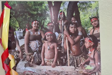 Indigenas-con-canoa.1000-728x487