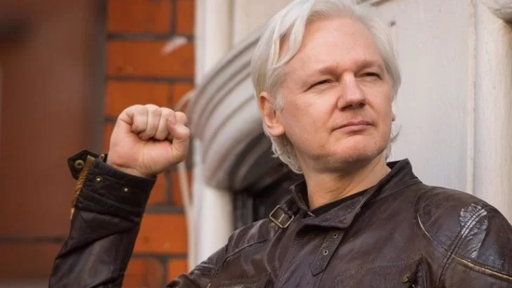 Assange parte de Bangkok tras una parada técnica en su largo camino de regreso a Australia