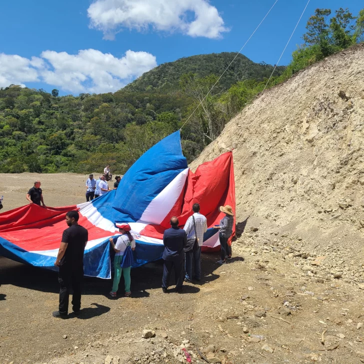 Orgullosa, Ocoa ya exhibe la bandera más grande de República Dominicana