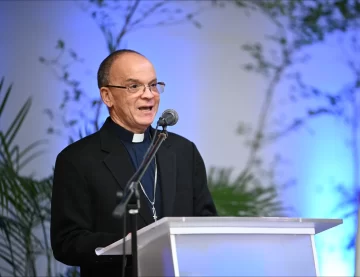 Monseñor de la Cruz Baldera exhorta a la ADP y al Minerd a dialogar