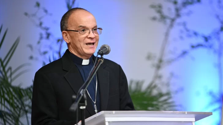 Monseñor de la Cruz Baldera exhorta a la ADP y al Minerd a dialogar