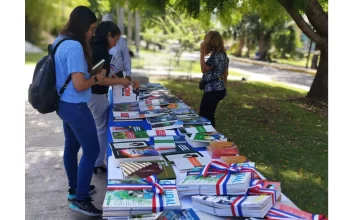 Varias-mesas-con-libros-a-ser-donados-fueron-dispuestas-frente-a-las-oficinas-de-la-Feria-del-Libro-en-Plaza-de-la-Cultura.-728x445
