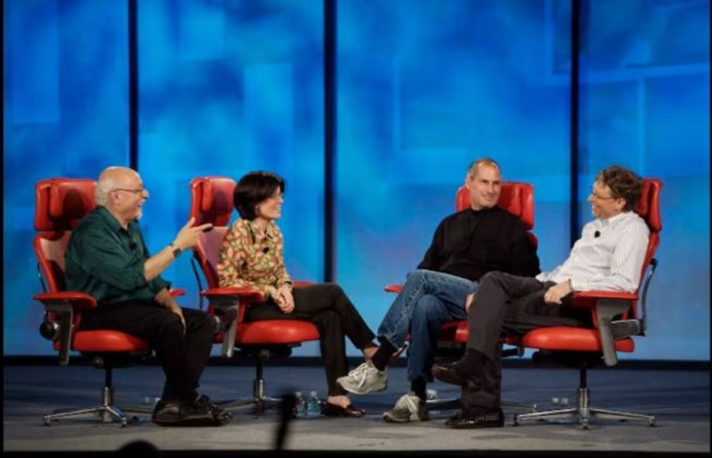 Walt-Mossberg-y-Kara-Swisher-entrevistando-a-Steve-Jobs-y-Bill-Gates