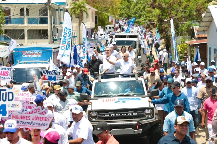 Abinader encabeza  marcha caravana en Esperanza