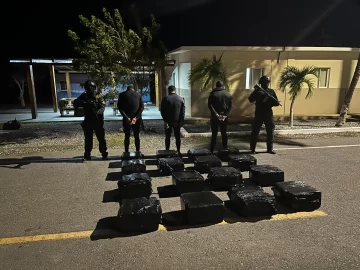 Confiscan cargamento de 395 paquetes de cocaína y arrestan tres hombres