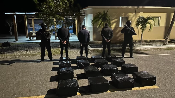 Confiscan cargamento de 395 paquetes de cocaína y arrestan tres hombres