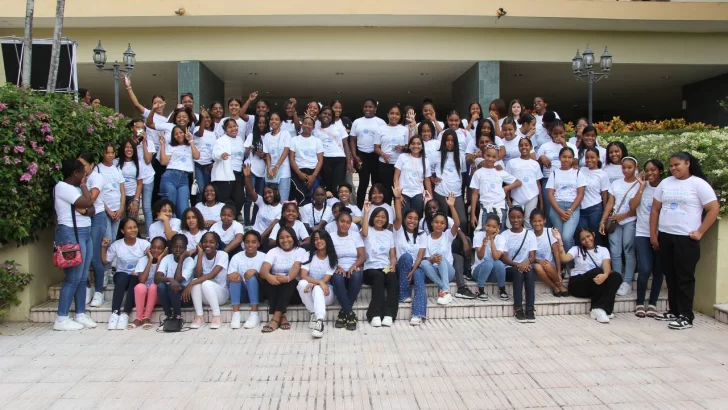 Se gradúan 185 niñas y adolescentes de SDN en programa Club de chicas