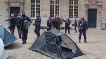 En París policías desalojan a estudiantes pro-palestinos de la Sorbona