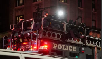 La policía de Nueva York irrumpe en un edificio de la Universidad de Columbia que había sido tomado por los estudiantes