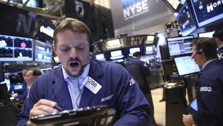 Wall Street cierra en terreno mixto este lunes