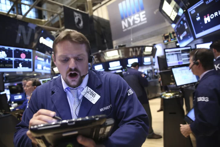 Wall Street cierra en terreno mixto este lunes