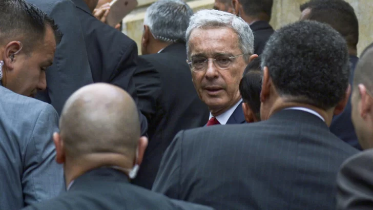 A juicio al ex presidente de Colombia, Álvaro Uribe, por manipulación de testigos y fraude procesal