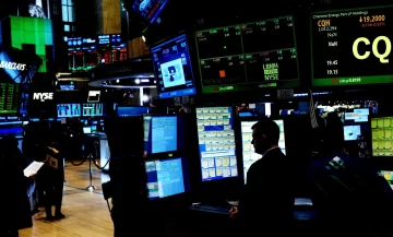 Wall Street cierra en verde esperanzado en política monetaria