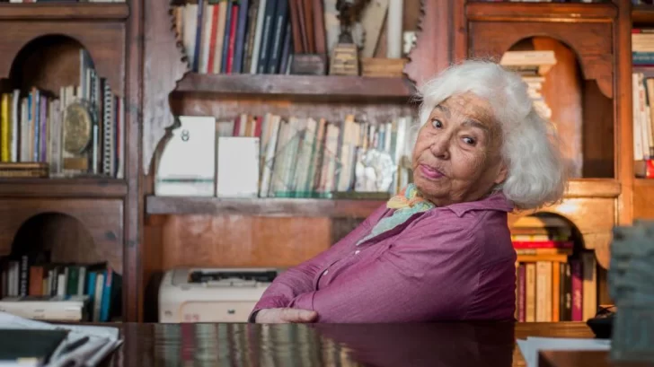 Nawal el Saadawi, la doctora y escritora egipcia que decía ser 'más libre que Simone de Beauvoir' y escribió su biografía en rollos de papel higiénico en la cárcel