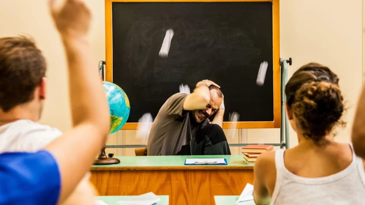 'Un profesor me dijo que al entrar a clase se pone más cerca de la puerta, por si tiene que salir corriendo': cómo se explica el preocupante aumento de las agresiones que sufren los profesores en todo el mundo