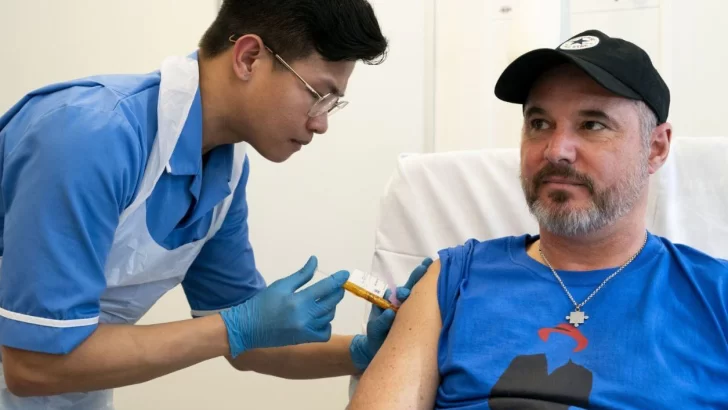 Cómo funciona la pionera vacuna “personalizada” contra el melanoma que se pone a prueba en humanos