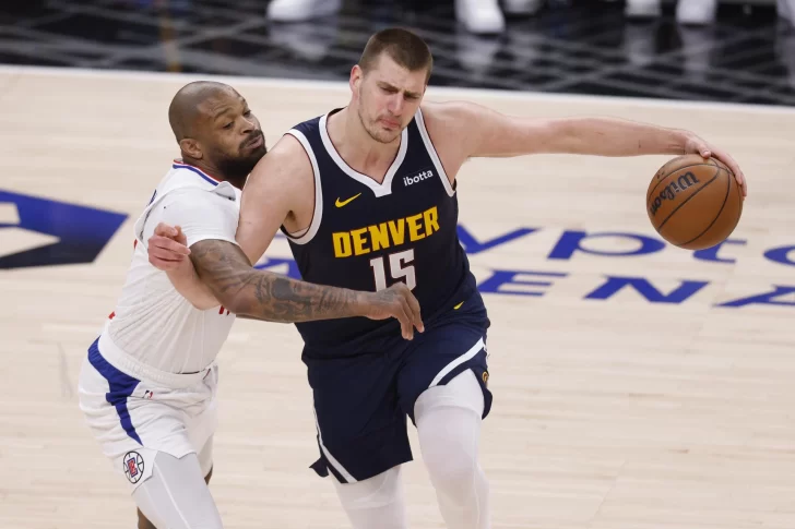 Los Clippers sorprenden a los Nuggets y mantienen a distancia a los Mavericks