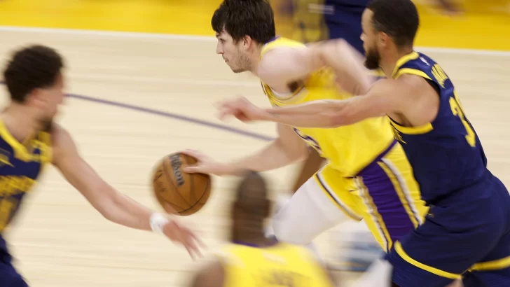Giannis se lesiona, Warriors dejan muy tocados a Lakers y Clippers arrasan Phoenix