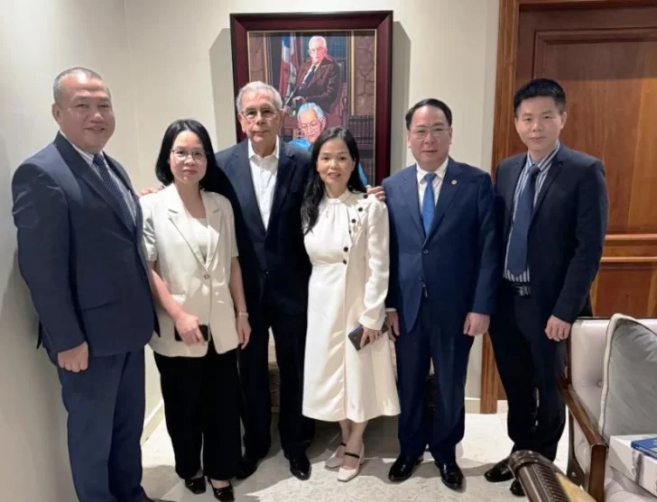 Danilo Medina se reúne con una comisión del Gobierno vietnamita