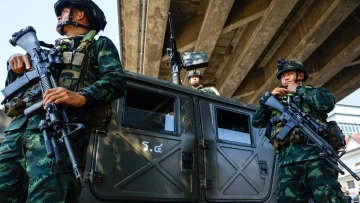Jóvenes birmanos intentan huir para escapar del servicio militar obligatorio