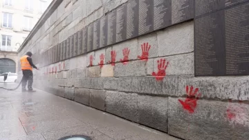 La pista rusa detrás de las placas antisemitas en el Memorial de la Shoah en París