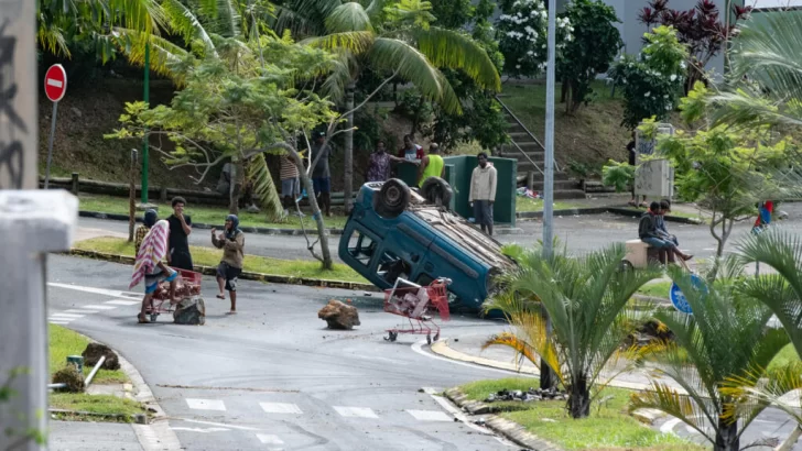 Estado de emergencia en Nueva Caledonia: Ejército 'asegura' puertos y aeropuerto, TikTok prohibido