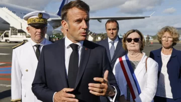 Macron llega a Nueva Caledonia para promover 