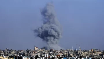 Gaza: al menos 35 muertos por bombardeos israelíes sobre campamento de desplazados en Rafah