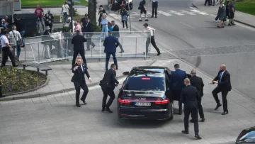 El primer ministro eslovaco Robert Fico ‘entre la vida y la muerte’ tras recibir un disparo
