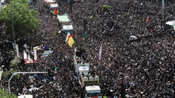 Una multitud en Teherán para el funeral del presidente Raisi