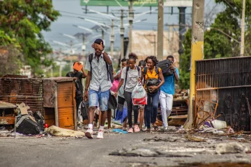 Familias enteras huyen de sus barrios en Puerto Príncipe por ataques