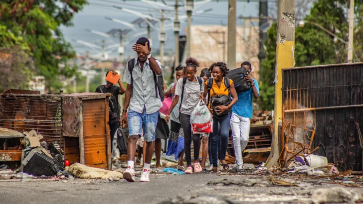 Familias enteras huyen de sus barrios en Puerto Príncipe por ataques
