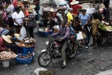 Mercado de Puerto Príncipe colmado en medio de la basura