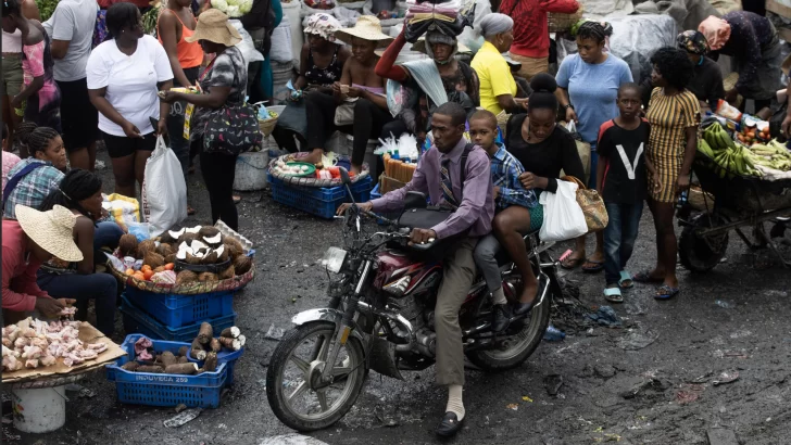 Mercado de Puerto Príncipe colmado en medio de la basura