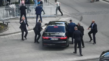 El primer ministro de Eslovaquia, Robert Fico, está fuera de peligro tras recibir varios disparos 