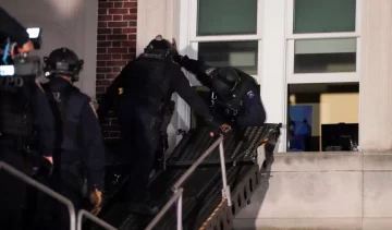 La policía desaloja de las universidades de Columbia y de California a los estudiantes que protestan en EE.UU. contra la intervención israelí en Gaza