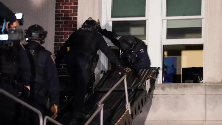 La policía desaloja de las universidades de Columbia y de California a los estudiantes que protestan en EE.UU. contra la intervención israelí en Gaza